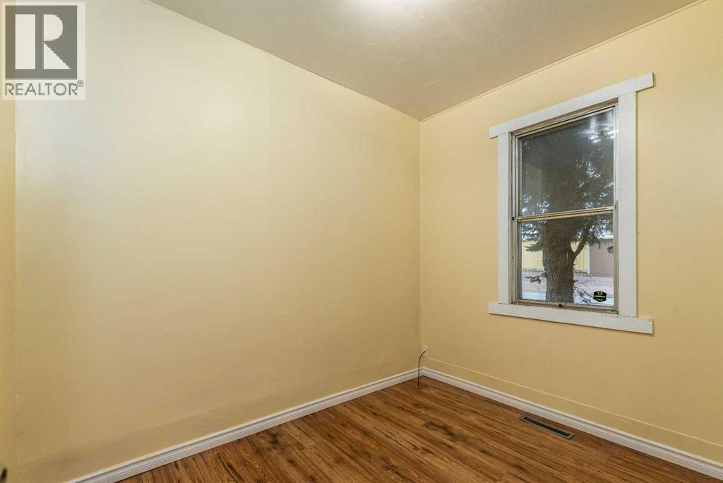 83 2 Street E Property Photo 12