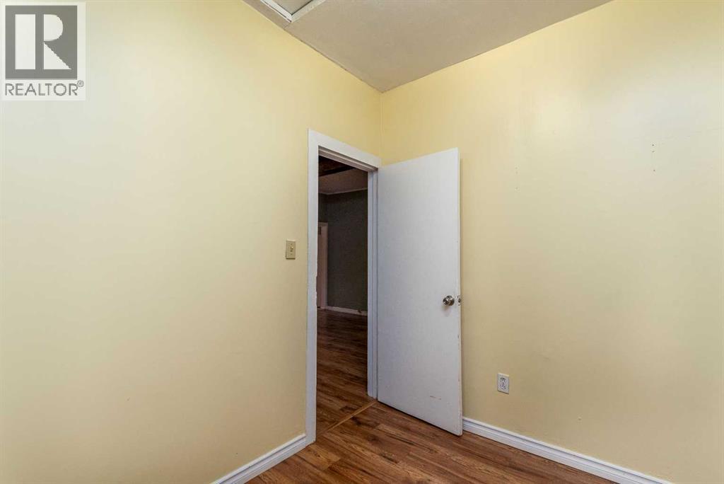 83 2 Street E Property Photo 13
