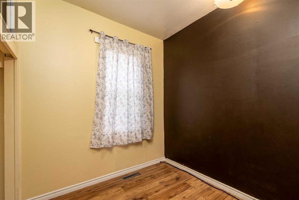 83 2 Street E Property Photo 14