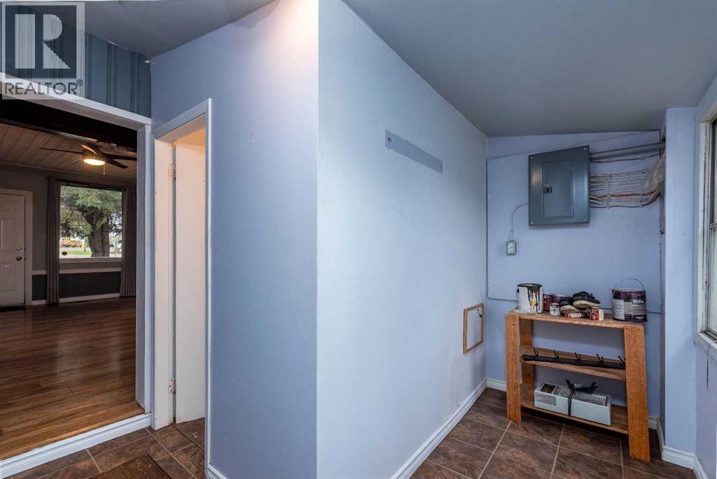 83 2 Street E Property Photo 17