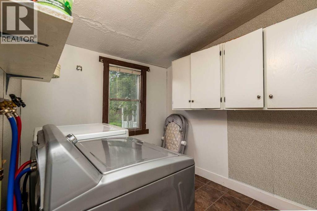 83 2 Street E Property Photo 19