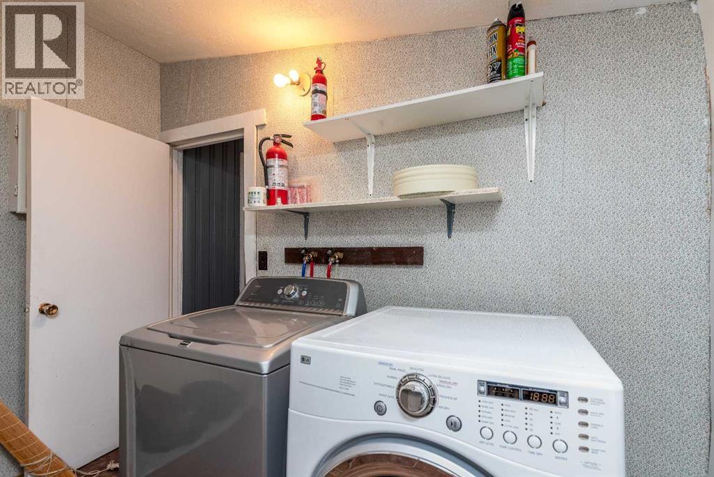 83 2 Street E Property Photo 20