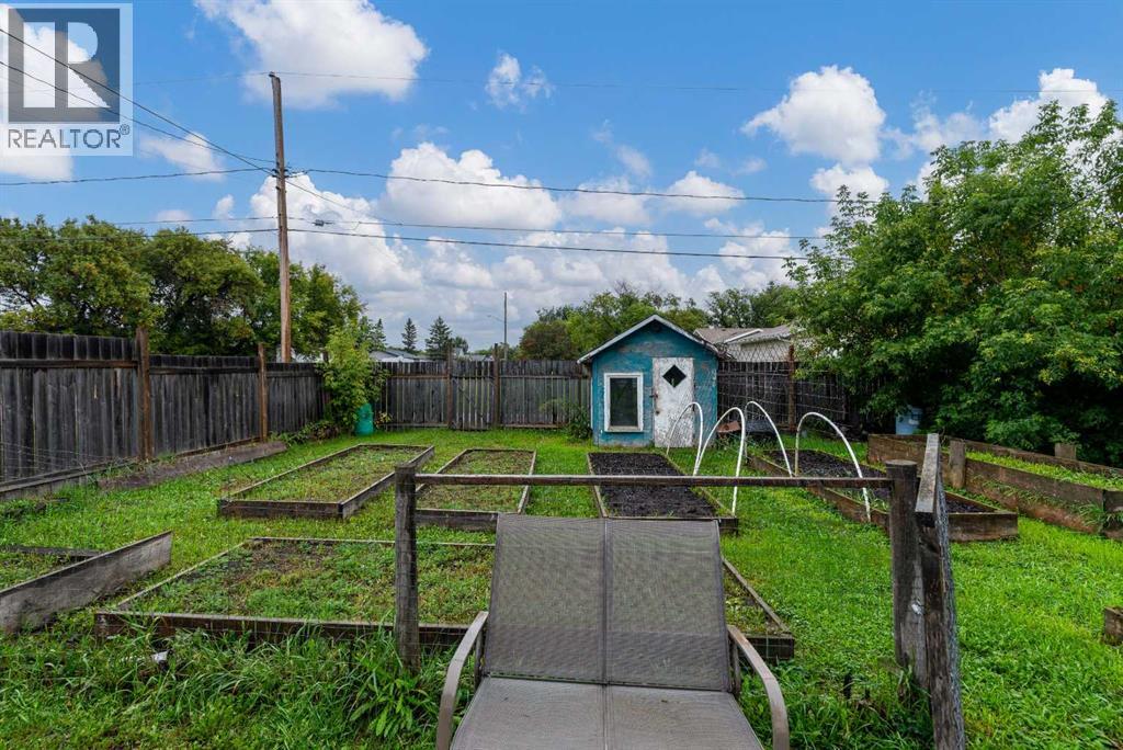 83 2 Street E Property Photo 25
