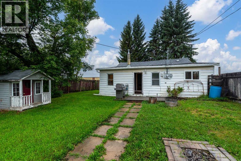 83 2 Street E Property Photo 26