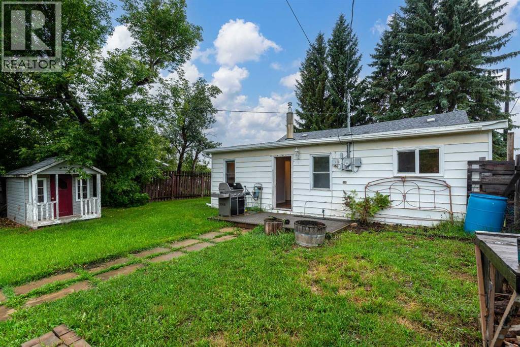 83 2 Street E Property Photo 28