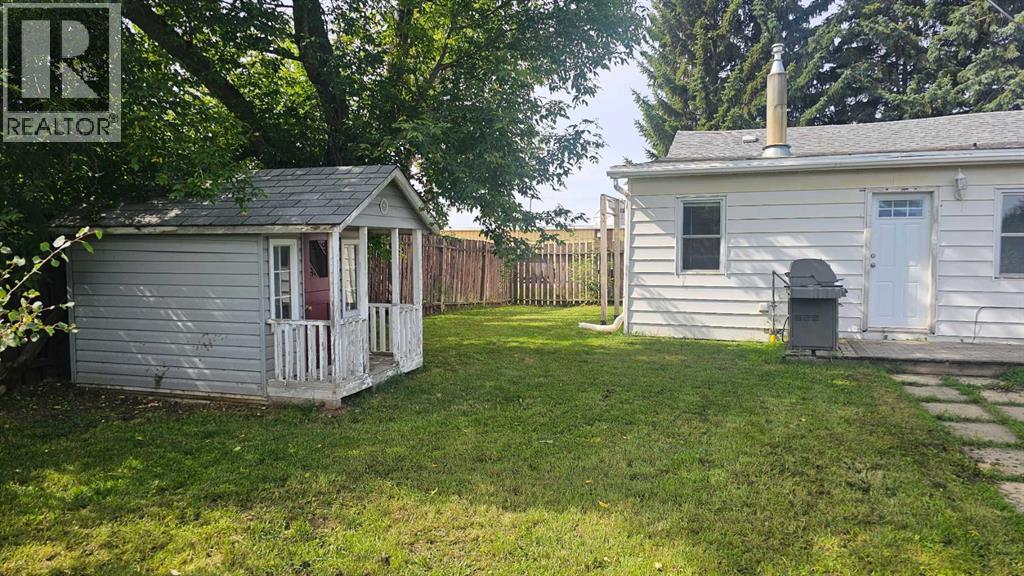 83 2 Street E Property Photo 29