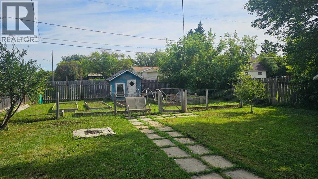 83 2 Street E Property Photo 31