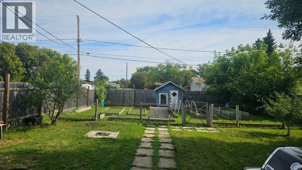 83 2 Street E Property Photo 32