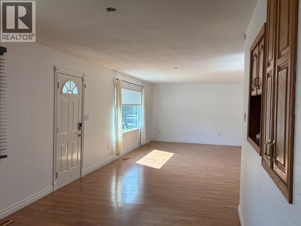 5404 47 Street Property Photo 2