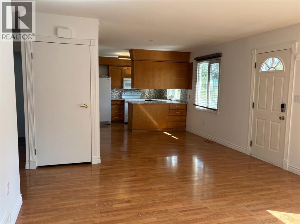 5404 47 Street Property Photo 3