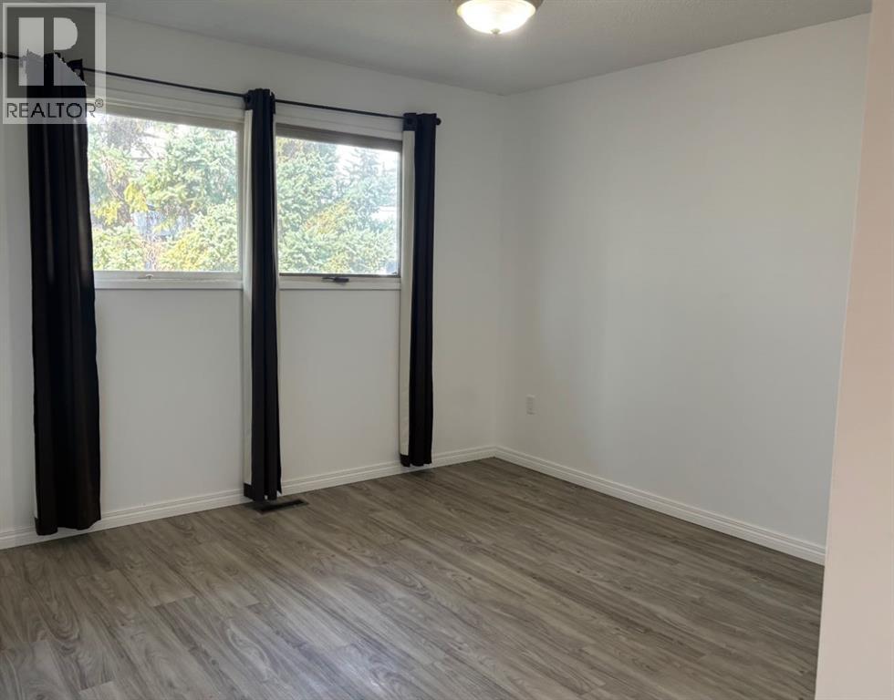 5404 47 Street Property Photo 4