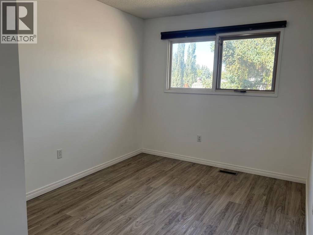 5404 47 Street Property Photo 5