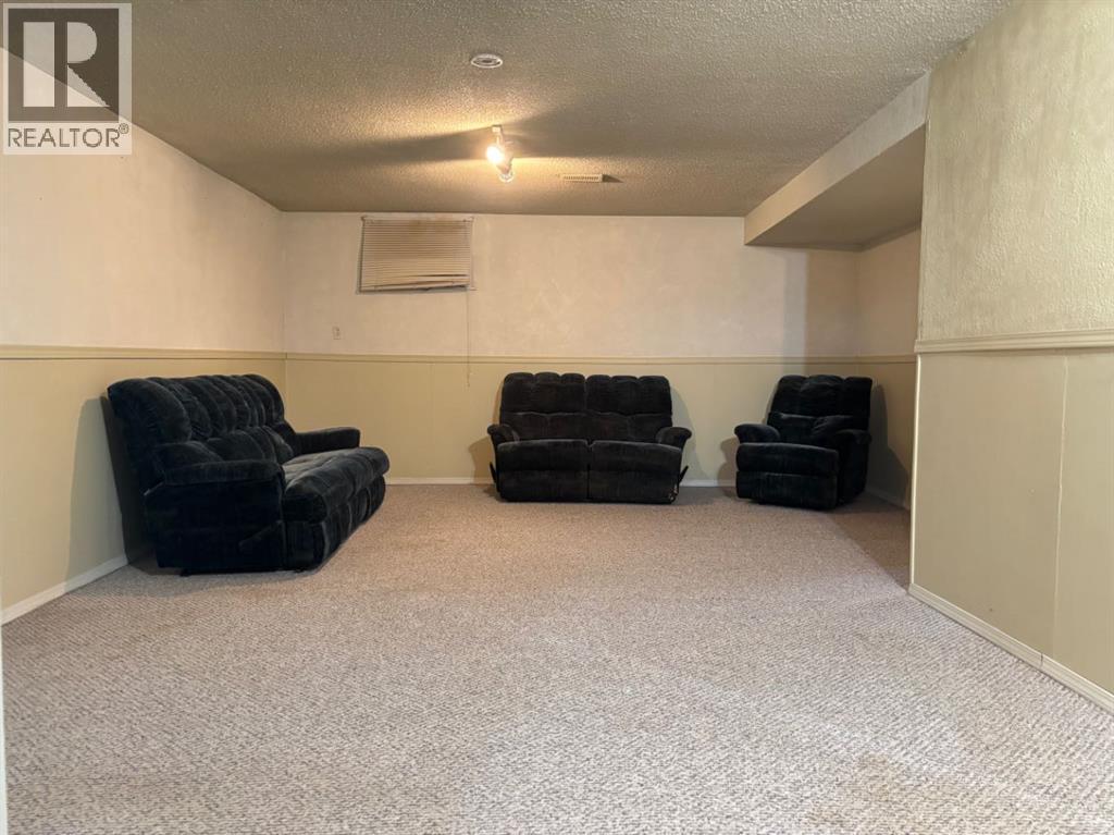 5404 47 Street Property Photo 8