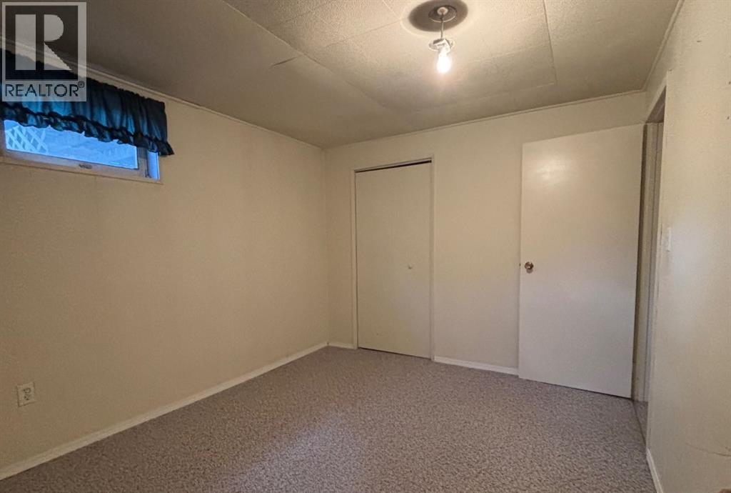 5404 47 Street Property Photo 9