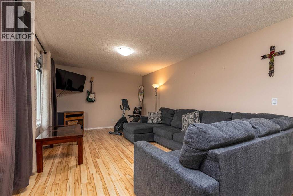 511 2 Street E Property Photo 2