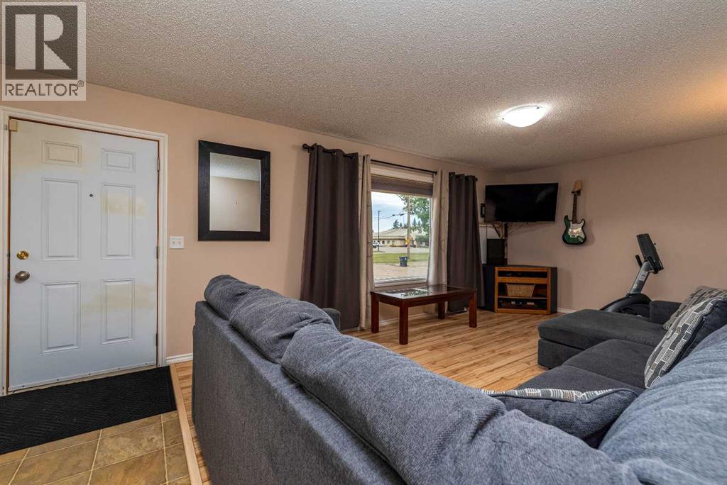 511 2 Street E Property Photo 3