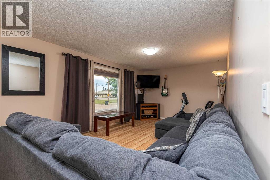 511 2 Street E Property Photo 4
