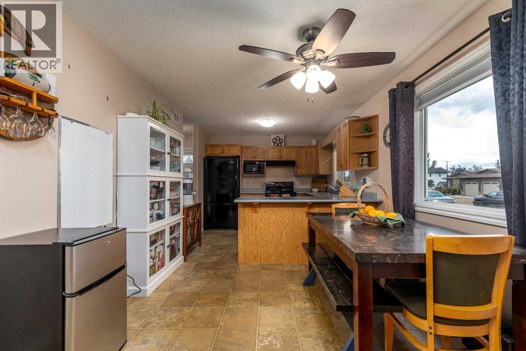 511 2 Street E Property Photo 6