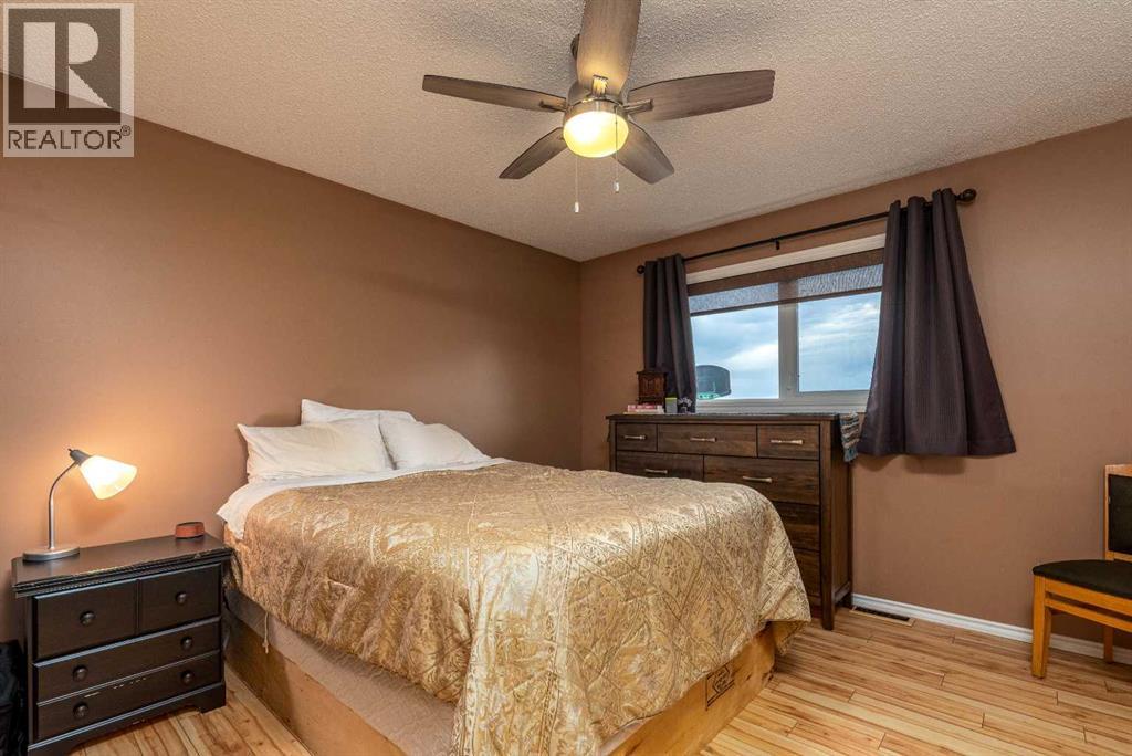 511 2 Street E Property Photo 17