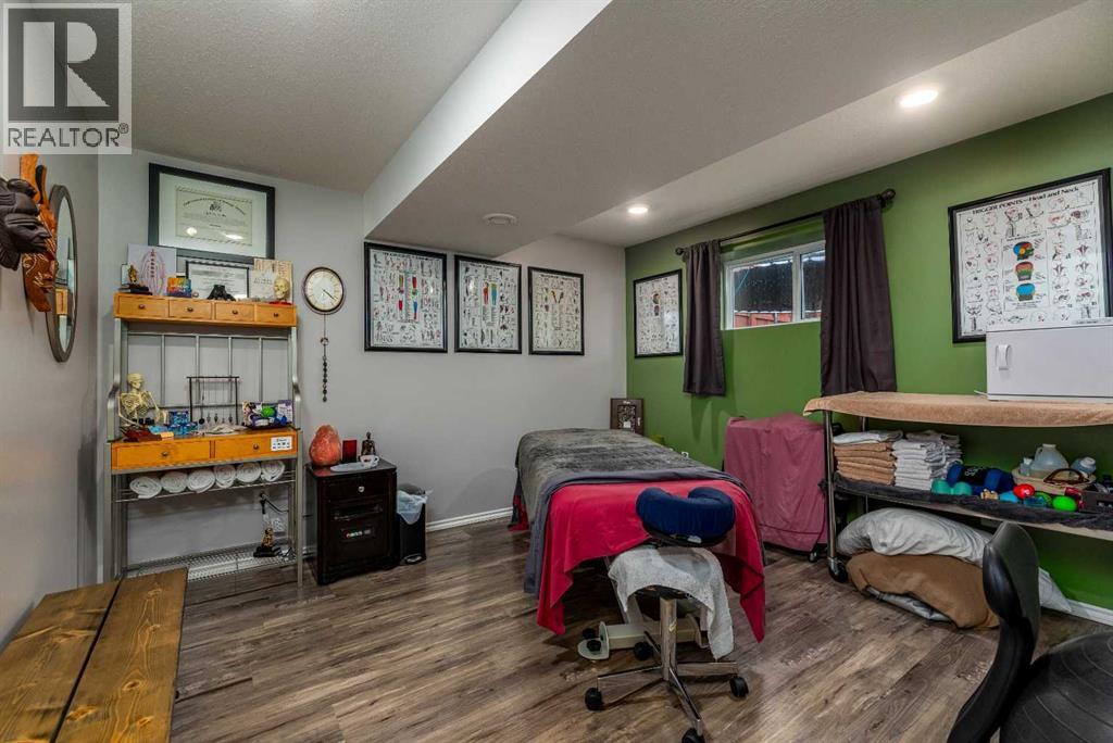 511 2 Street E Property Photo 24