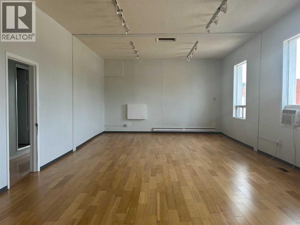 659 2 Street Se Property Photo 3