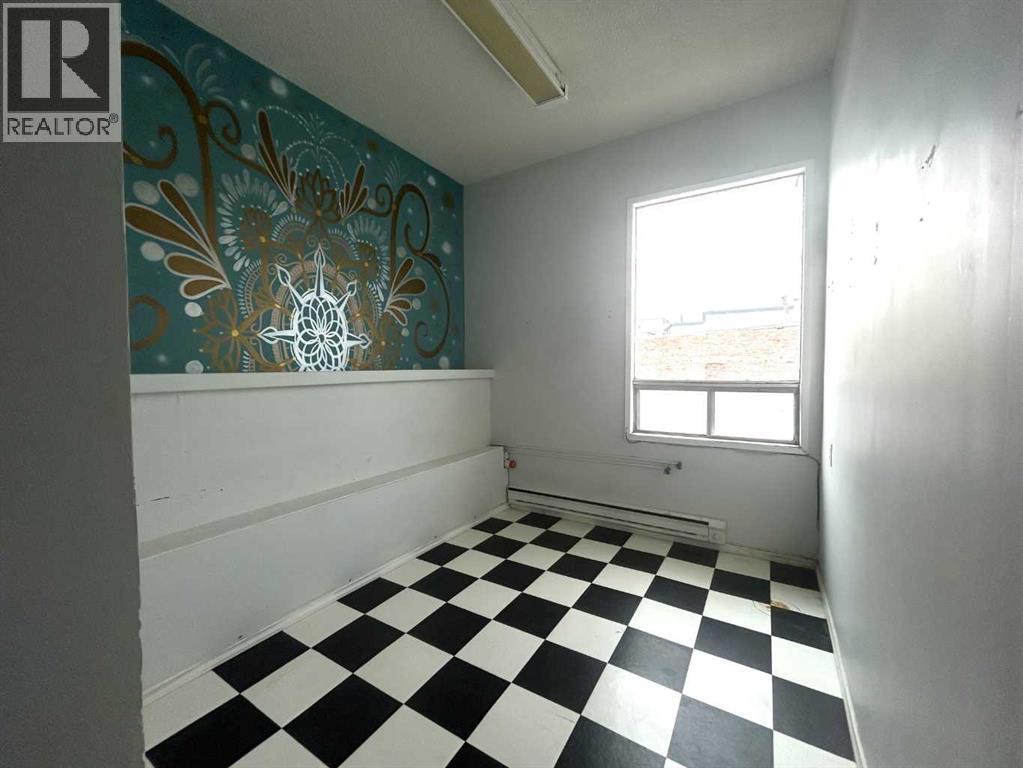 659 2 Street Se Property Photo 5