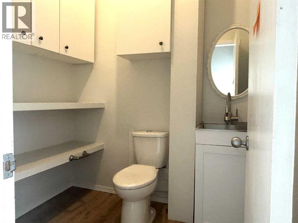 659 2 Street Se Property Photo 6