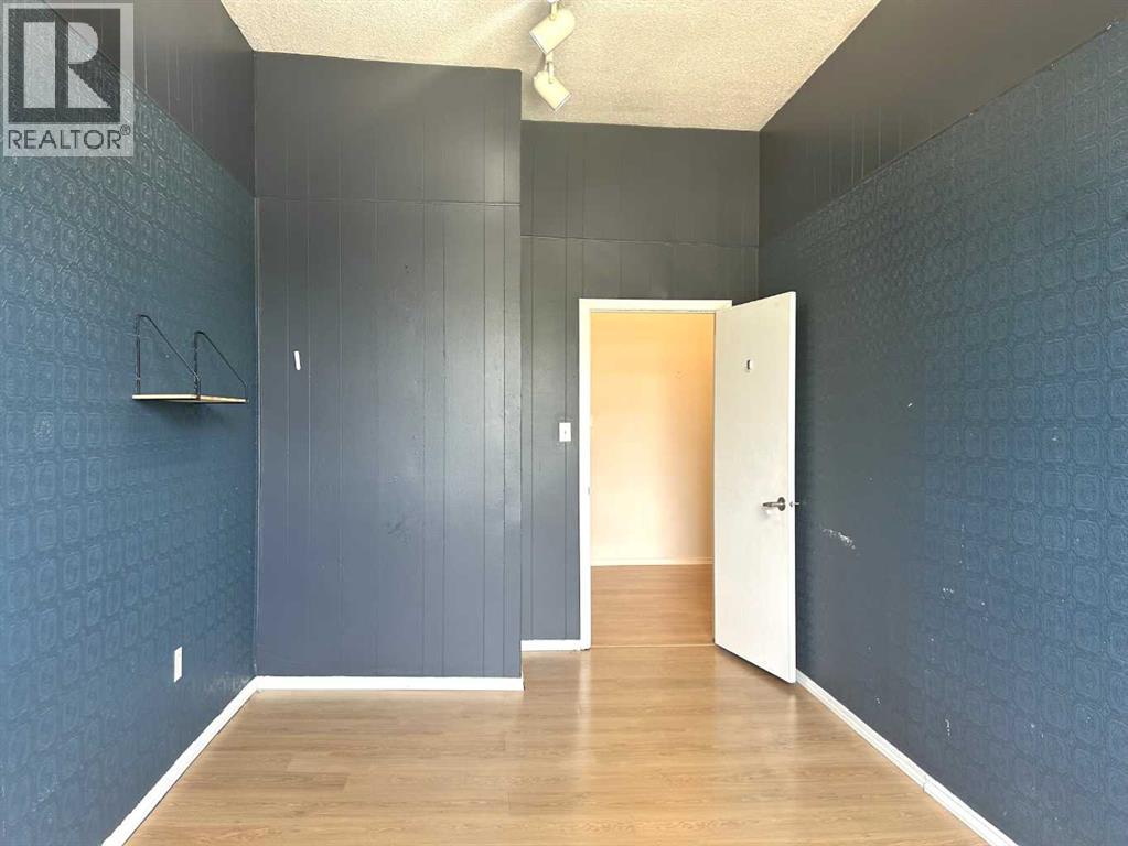 659 2 Street Se Property Photo 7