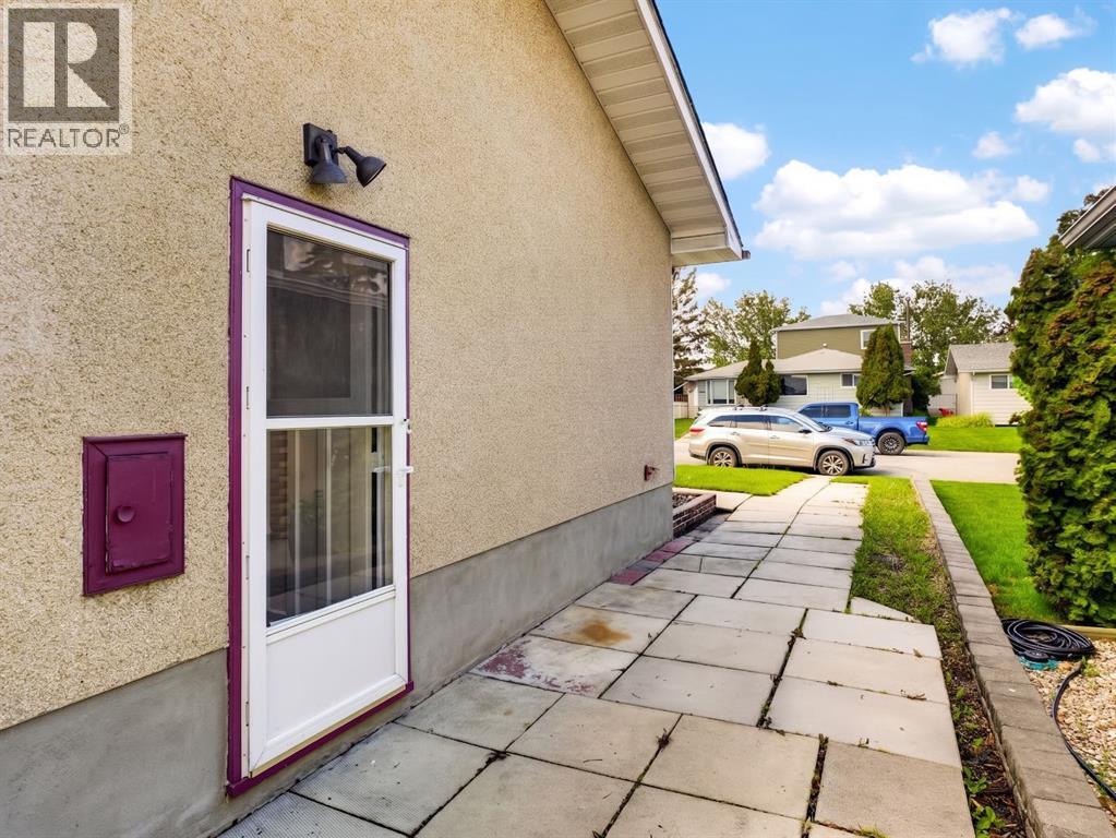 847 Raynard Crescent Se Property Photo 2