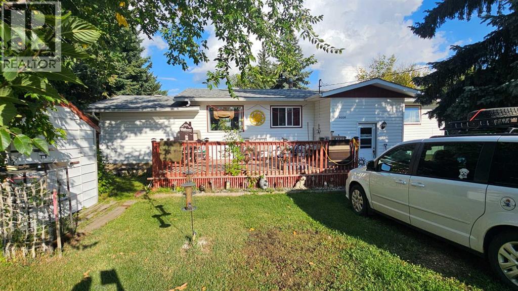 5006 45 Street Property Photo 2