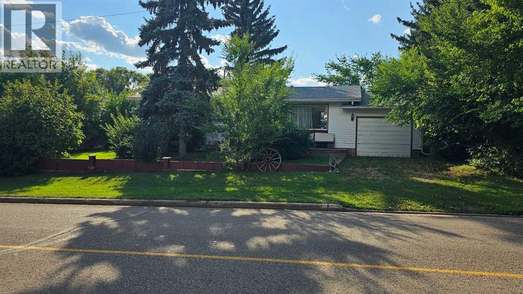 5006 45 Street Property Photo 3