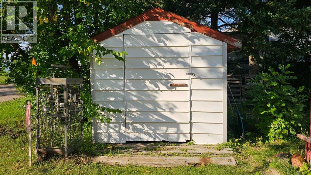 5006 45 Street Property Photo 9