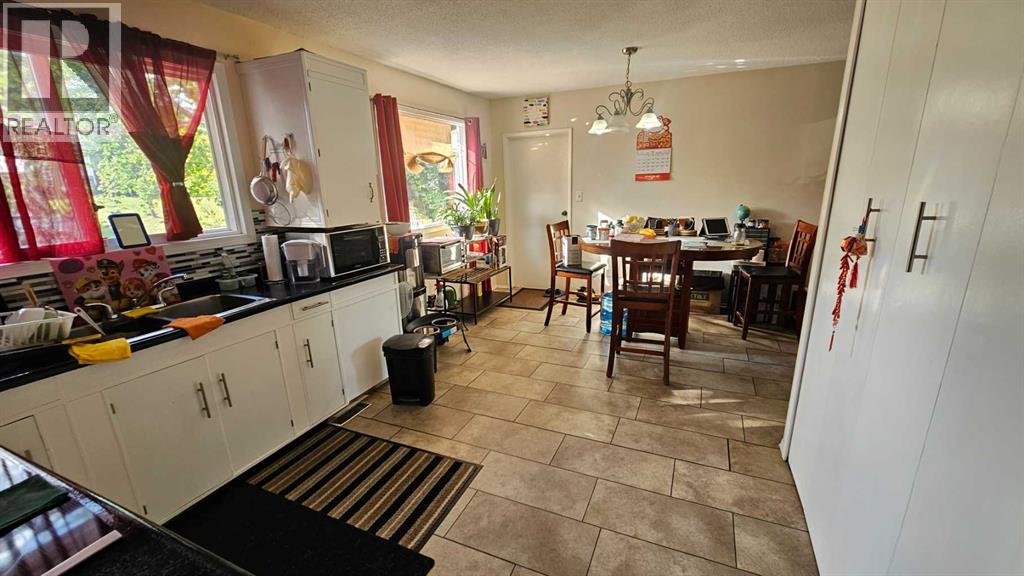 5006 45 Street Property Photo 14