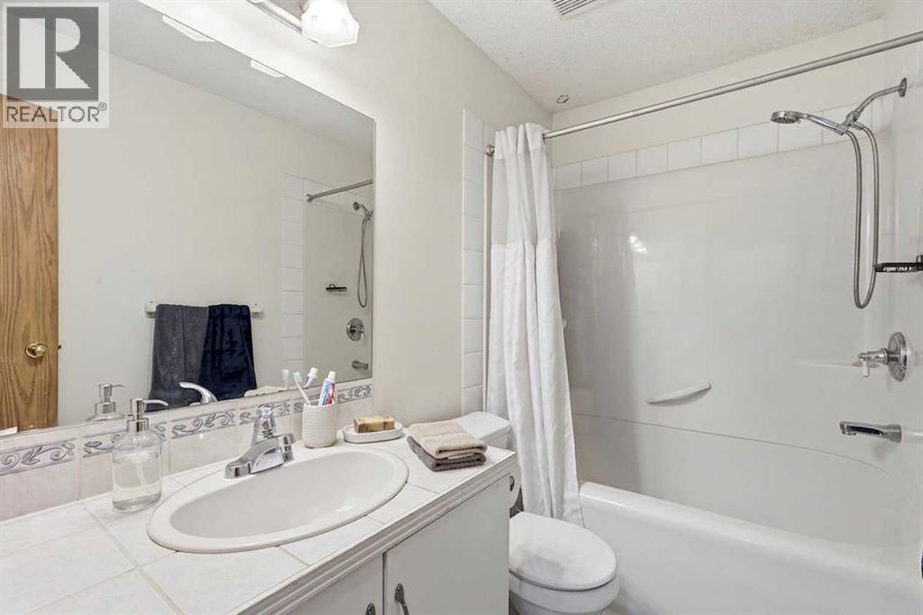 271 Erin Meadow Close Se Property Photo 12