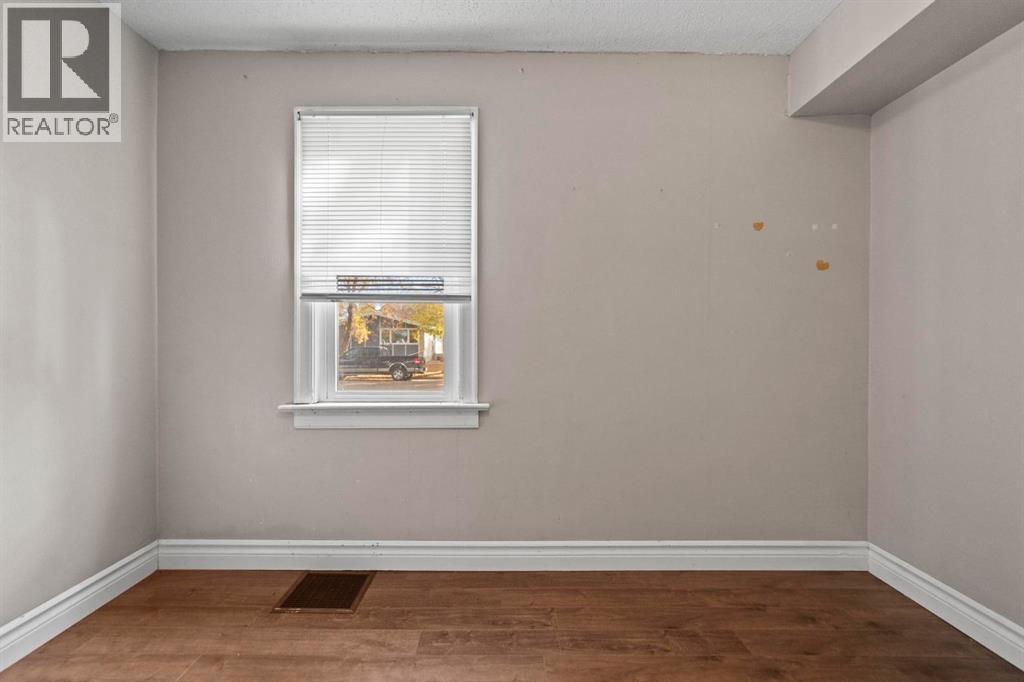 5212 52 Street Property Photo 6