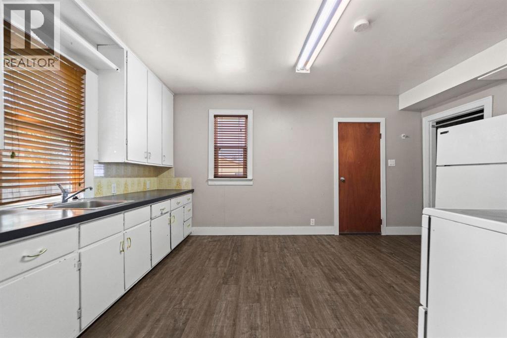5212 52 Street Property Photo 7