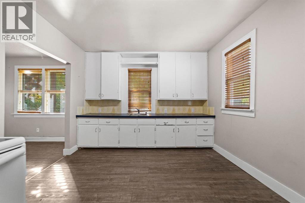 5212 52 Street Property Photo 8