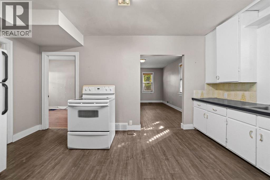 5212 52 Street Property Photo 9