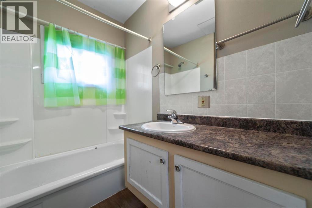 5212 52 Street Property Photo 10
