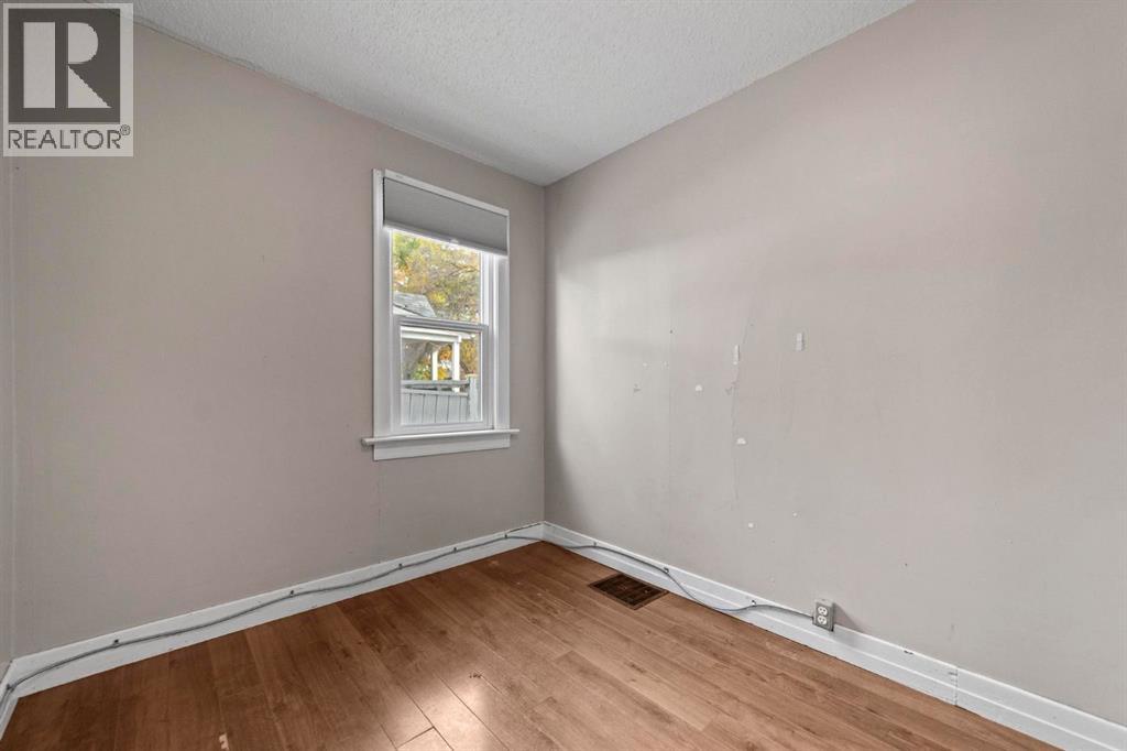 5212 52 Street Property Photo 11