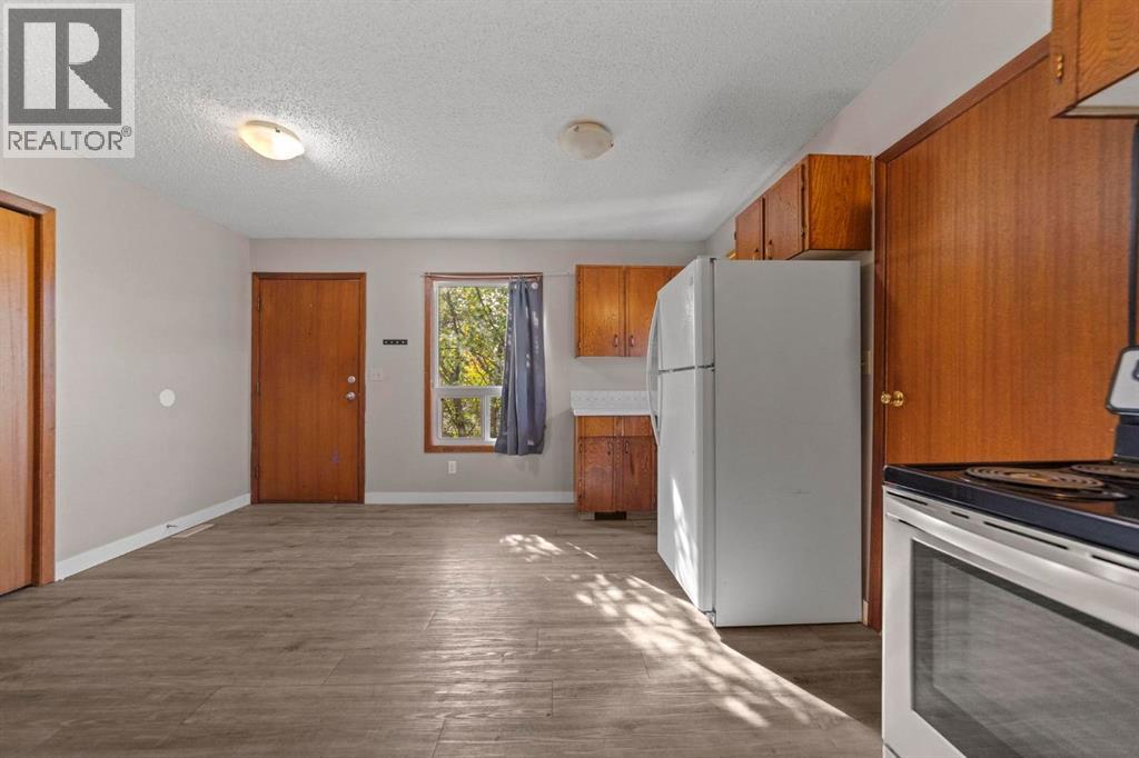 5212 52 Street Property Photo 16