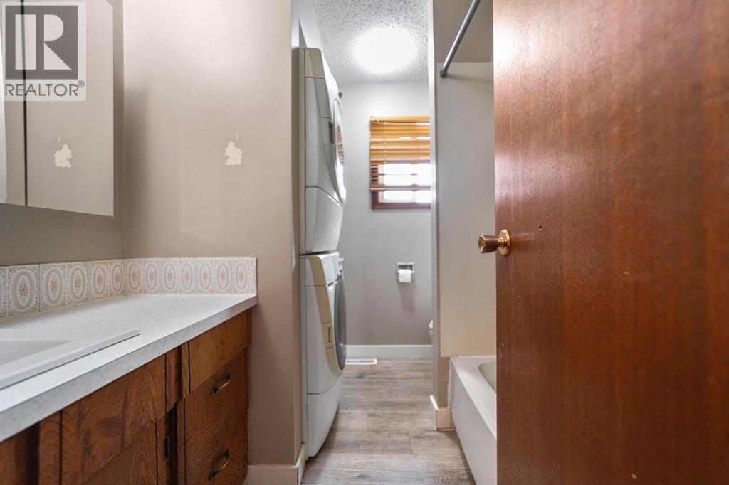 5212 52 Street Property Photo 17