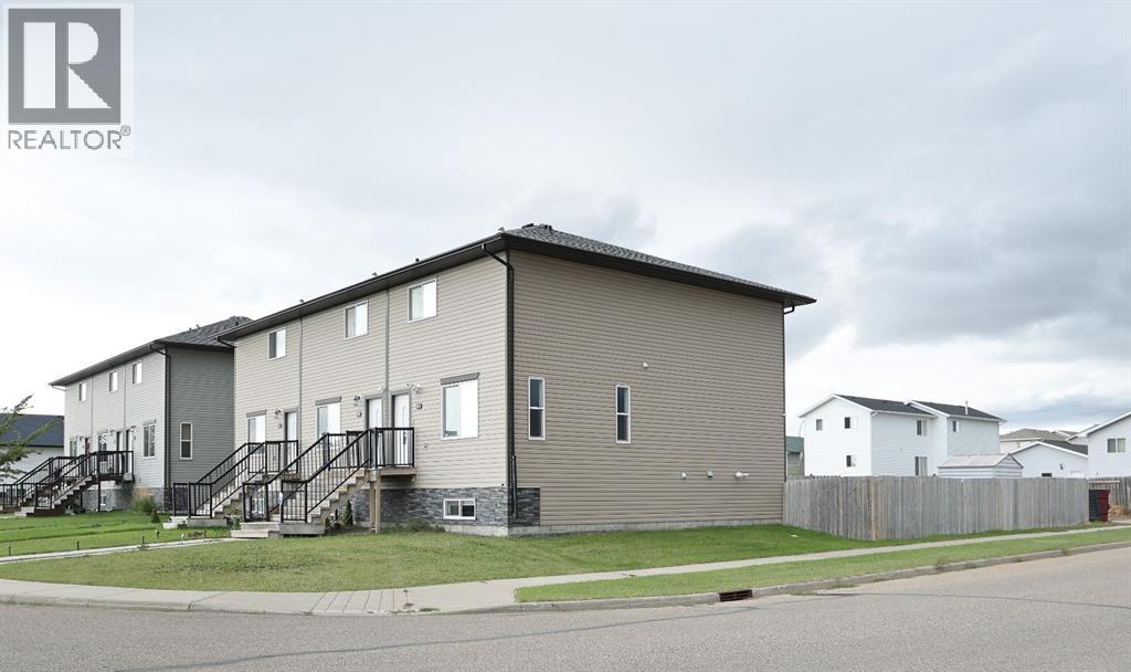 347 17 Street E Property Photo 1