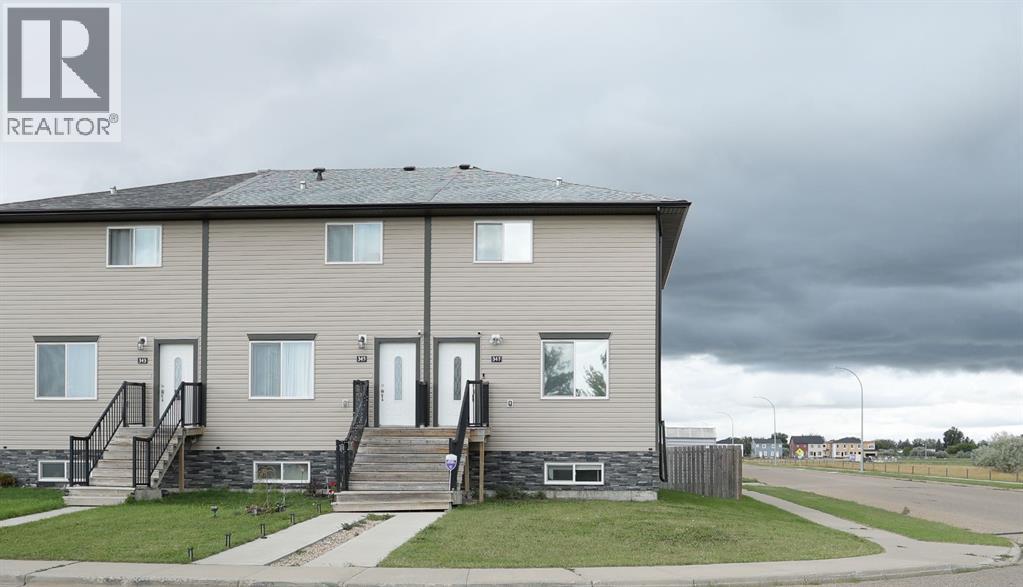 347 17 Street E Property Photo 2