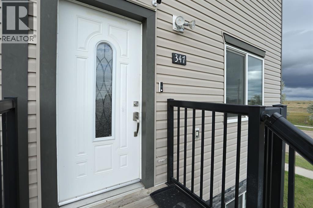 347 17 Street E Property Photo 3