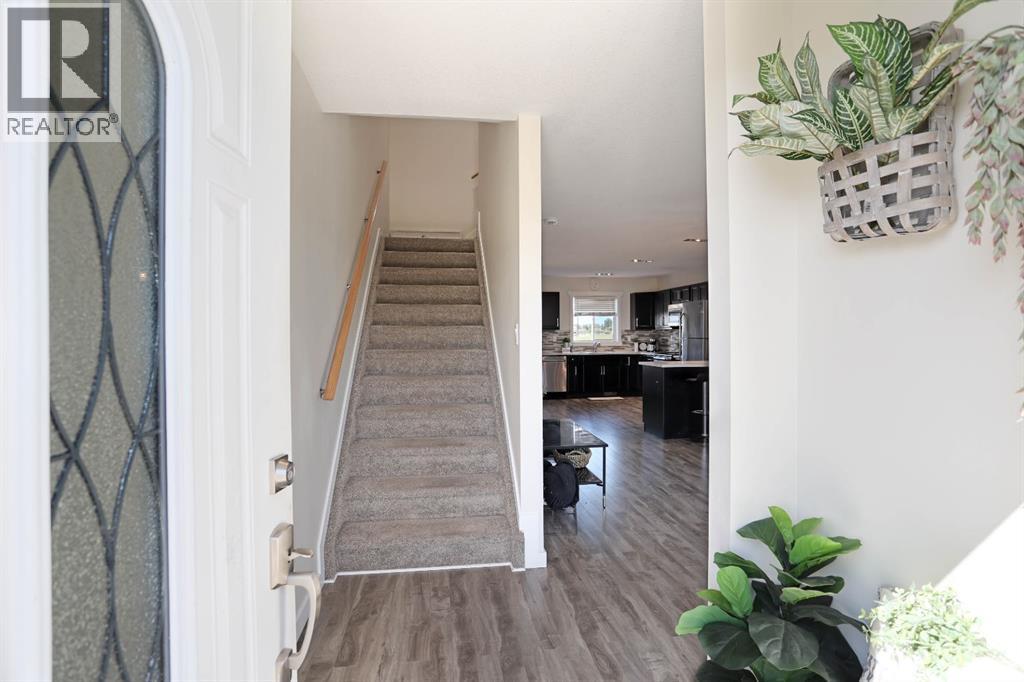 347 17 Street E Property Photo 4