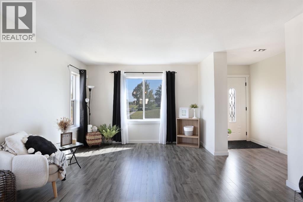 347 17 Street E Property Photo 7