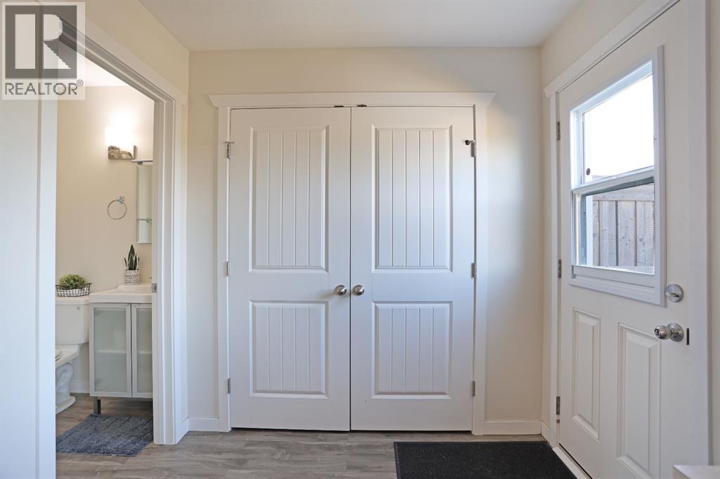 347 17 Street E Property Photo 16