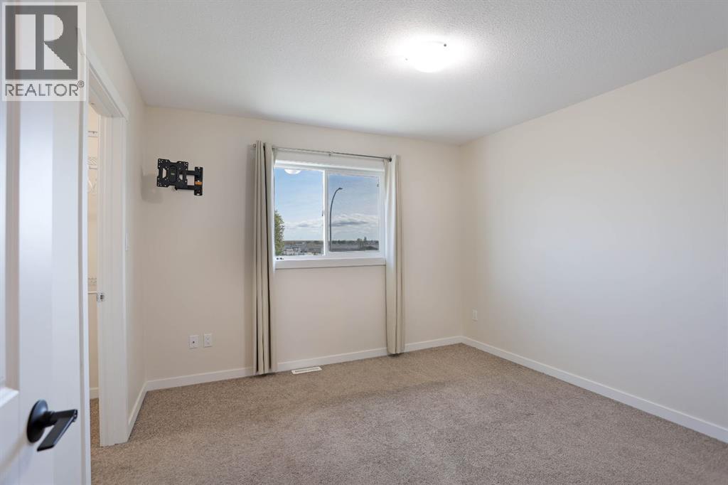347 17 Street E Property Photo 19