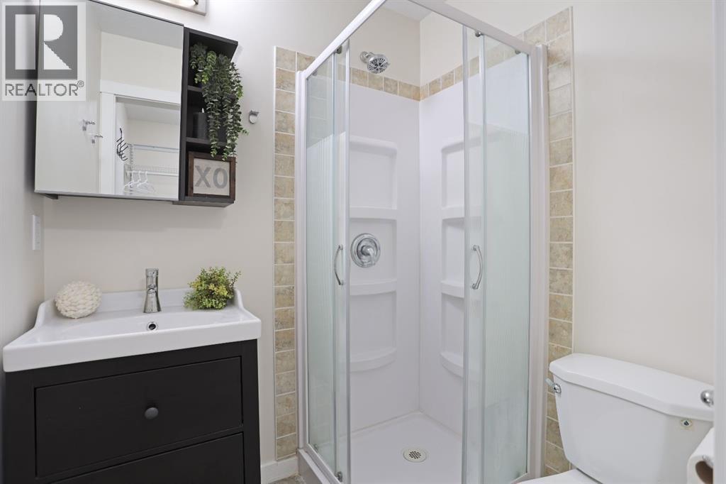 347 17 Street E Property Photo 23